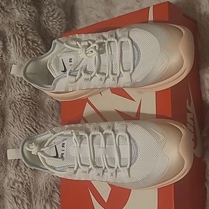 Nike Air Max Axis women size 9
